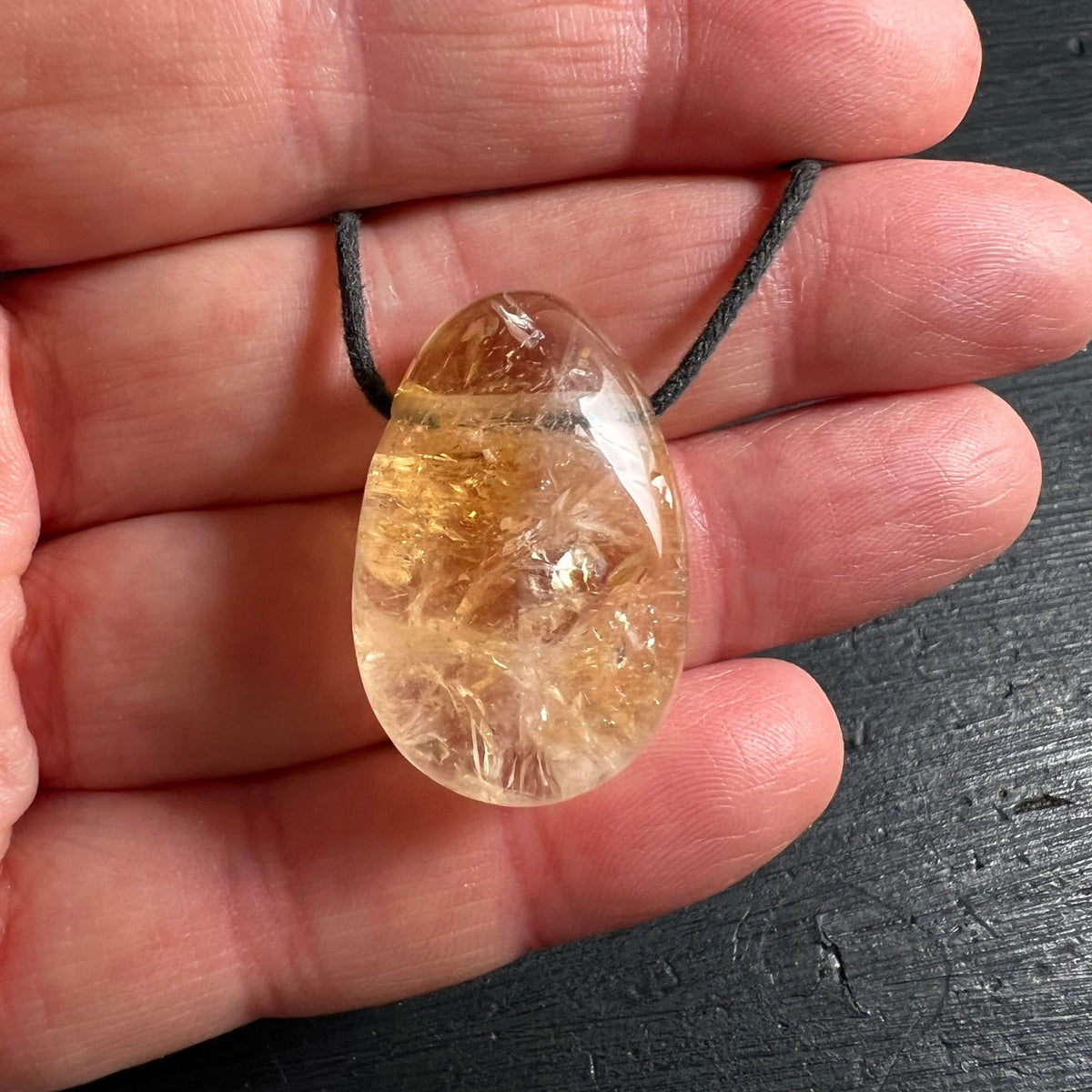 Citrin Tropfen Anhaenger honiggelb transparent mit feinen Rissen und Glanzreflexen, poliert | Happy Minerals