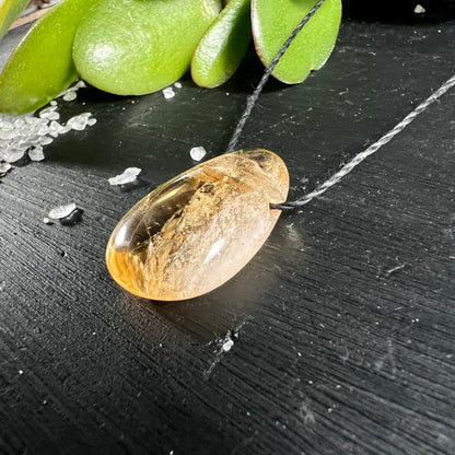 Citrin Anhänger | tropfenform | grüne Blätter | Kristall Dekoration | Happy Minerals | natürlich schön