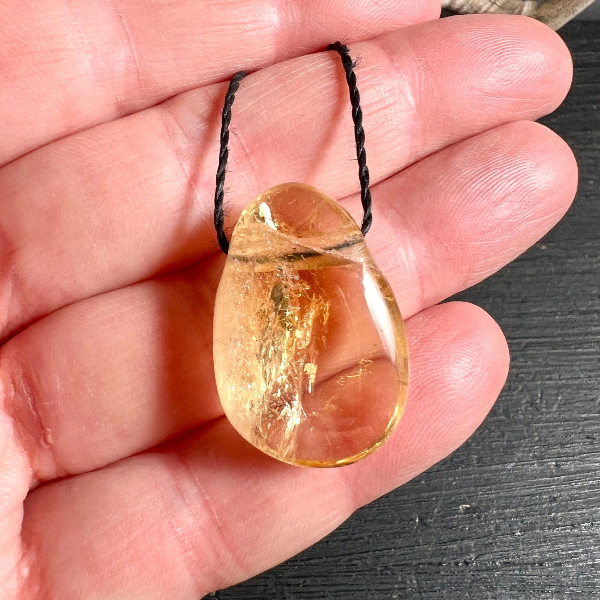 Citrin Edelstein | Hand | goldgelber Tropfen | natürliche Größe | Happy Minerals | Brasilien Kristall