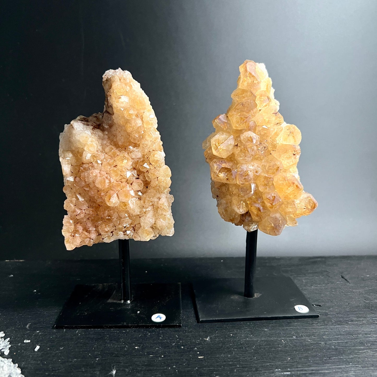 Citrin Rohstein Duo | Variante A & B | goldene Kristallcluster auf Metallständer | Brasil | Happy Minerals
