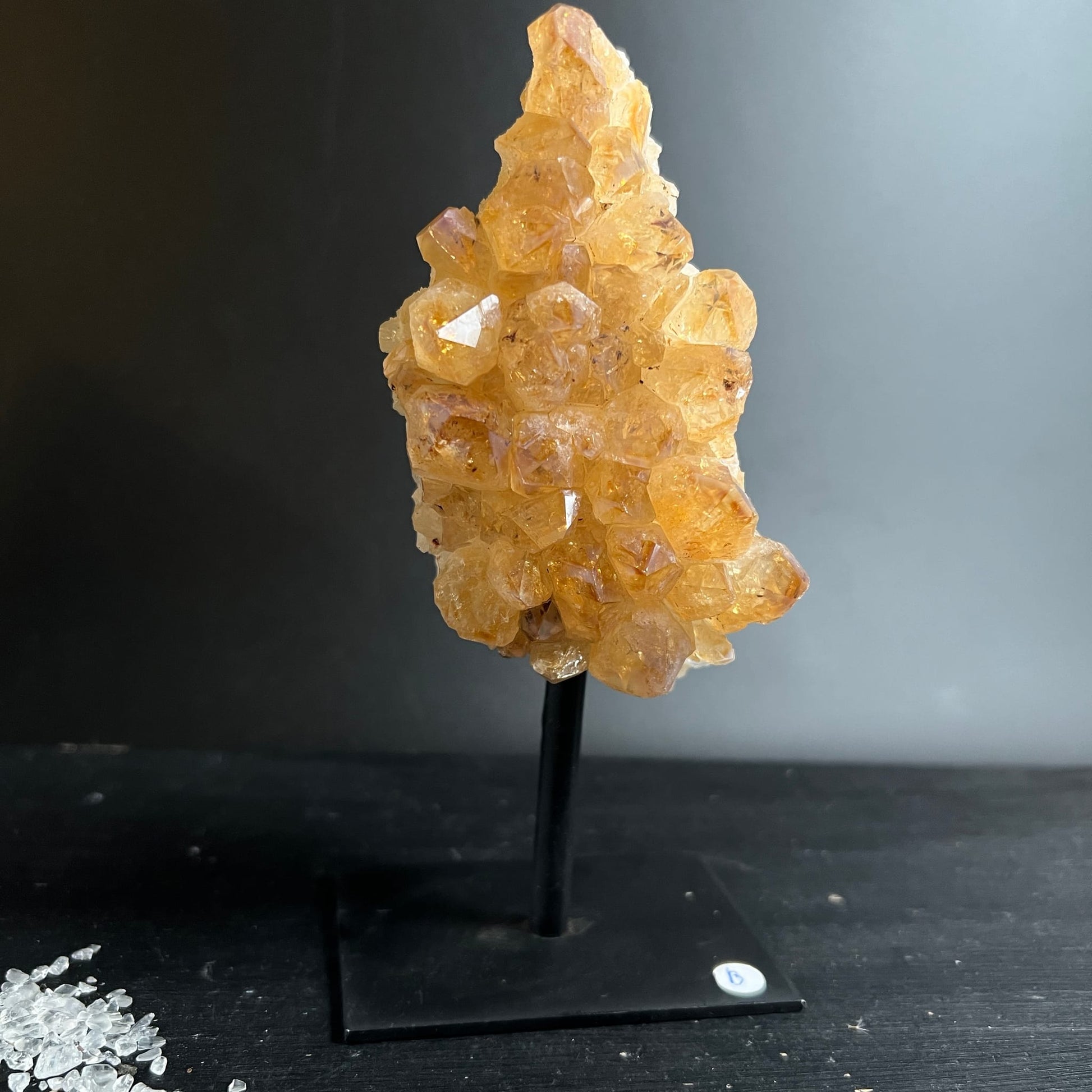 Citrin Variante B | leuchtend goldgelber Kristallcluster | spitz zulaufend | Metallständer | Happy Minerals