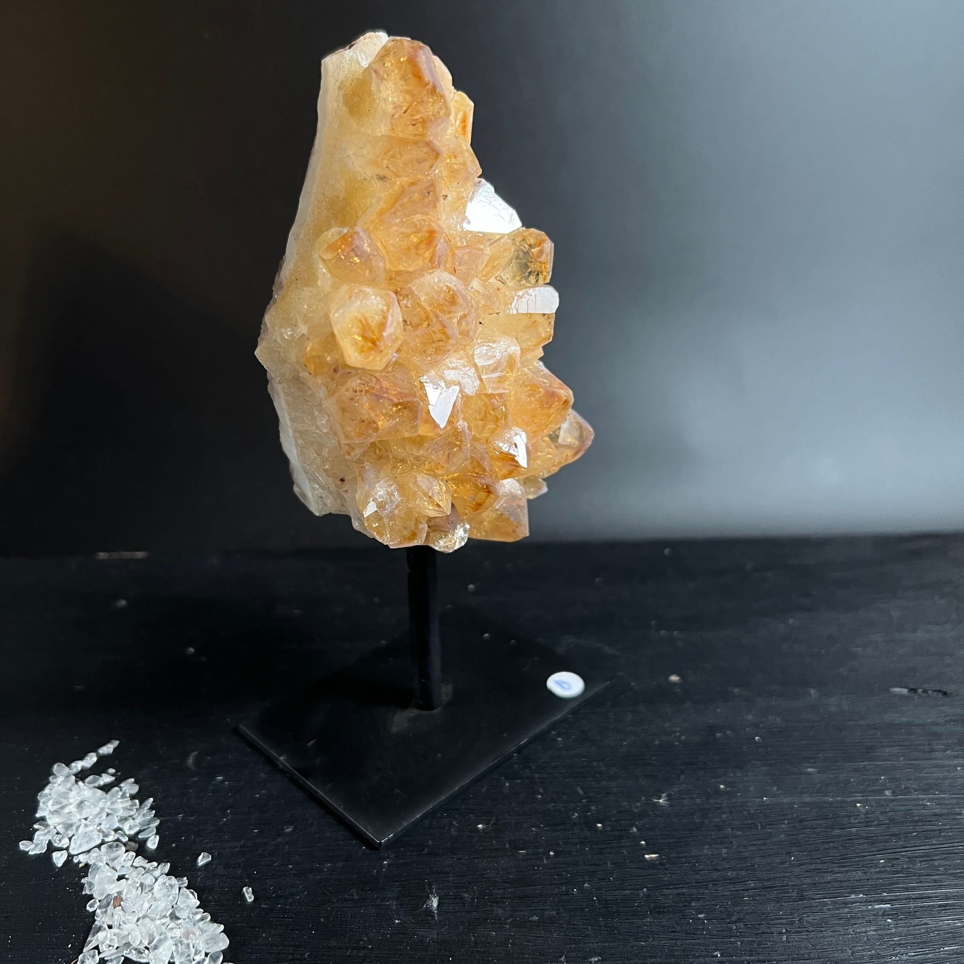Citrin Variante B | seitliche Ansicht | intensive Orangetöne | transparente Kristallspitzen | Happy Minerals