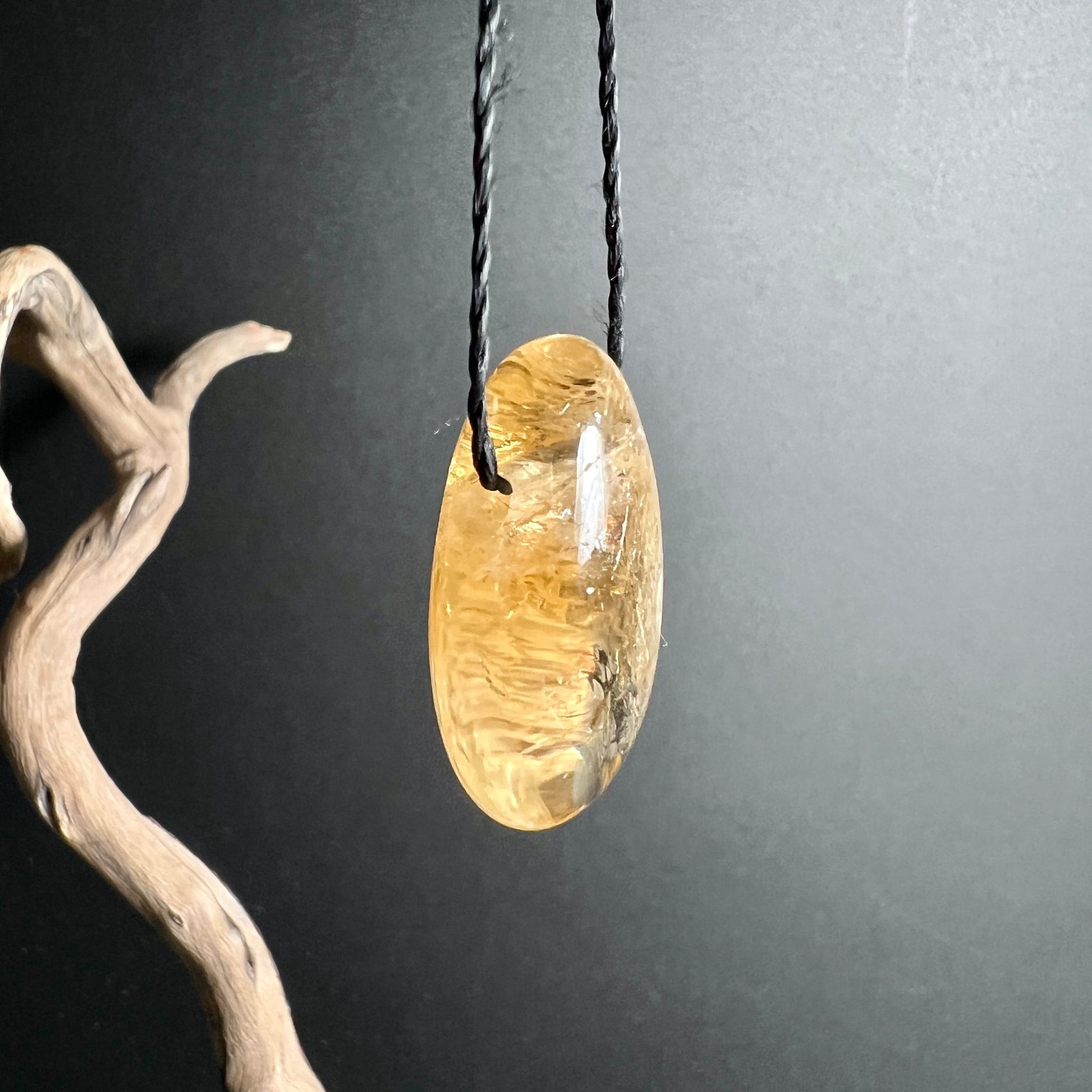 Citrin Kristall | goldener Tropfen | schwarzes Band | leuchtende Oberfläche | Happy Minerals | elegant