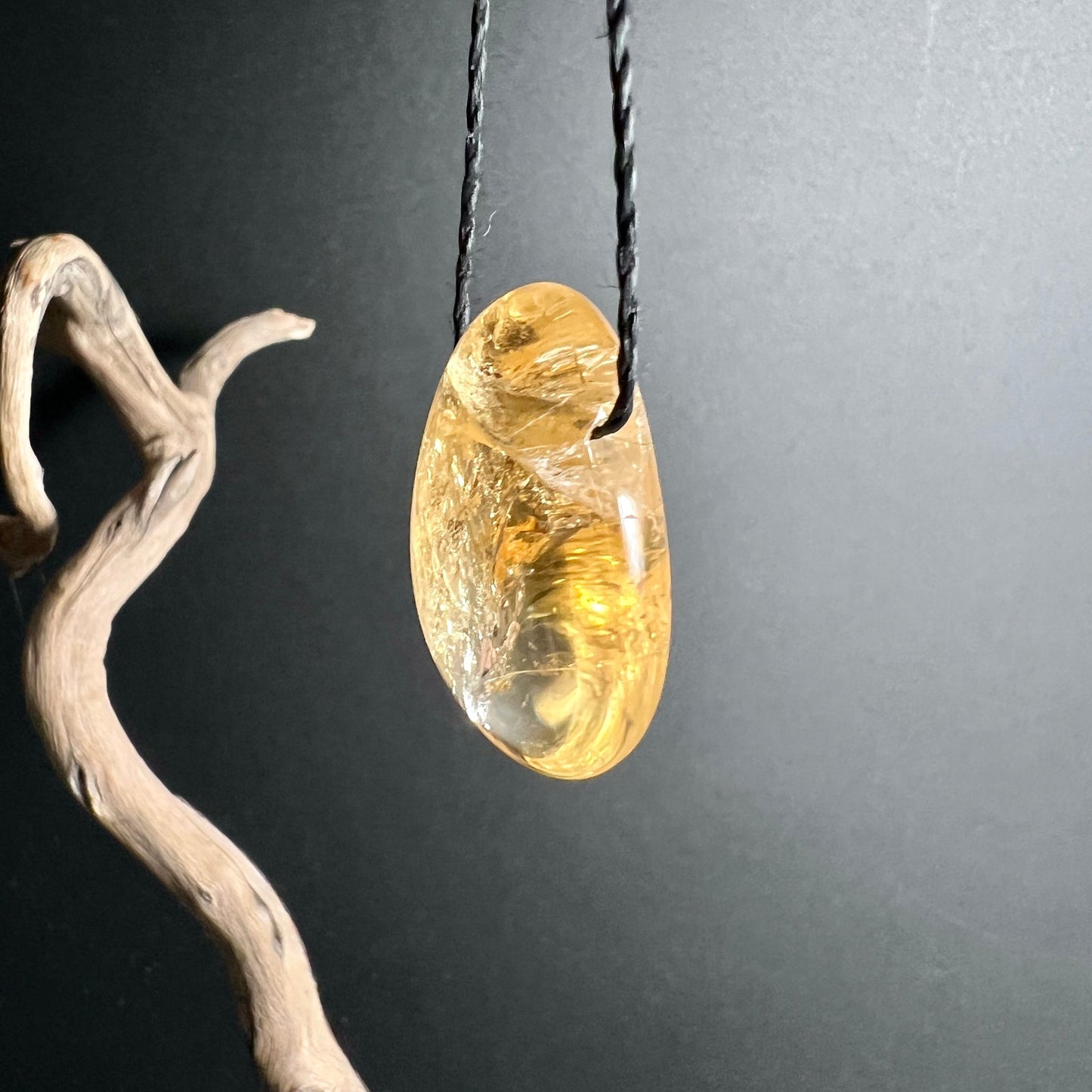 Citrin Perle | warmes Licht | Edelstein Anhänger | natürliche Struktur | Happy Minerals | Brasilien