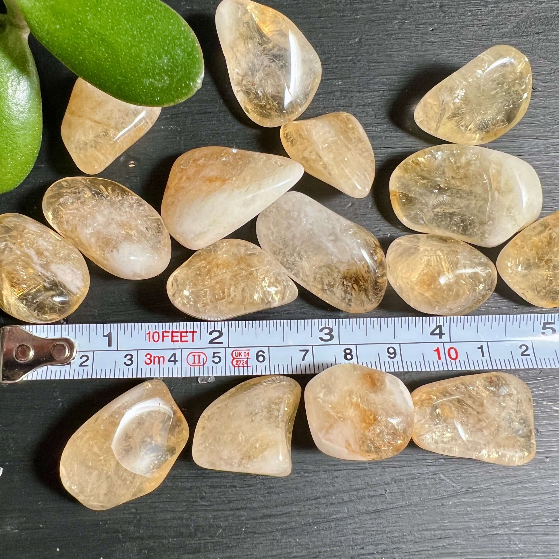 Citrin Trommelstein 20-30mm mit Maßband | Mini Handschmeichler für Tasche Portemonnaie | Happy Minerals