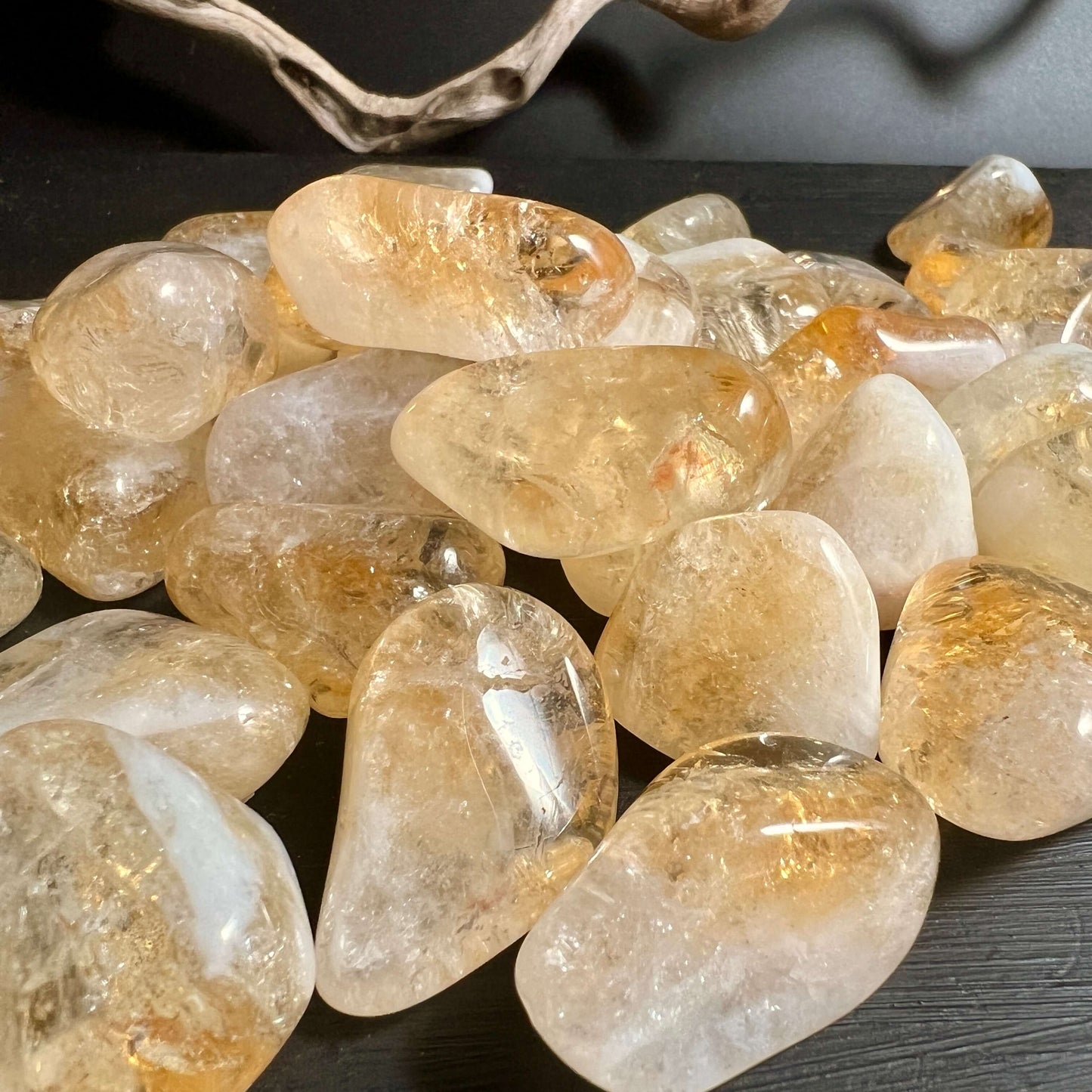 Citrin Trommelstein Nahaufnahme goldgelb transluzent | erhitzter Amethyst für Wohlstand | Happy Minerals