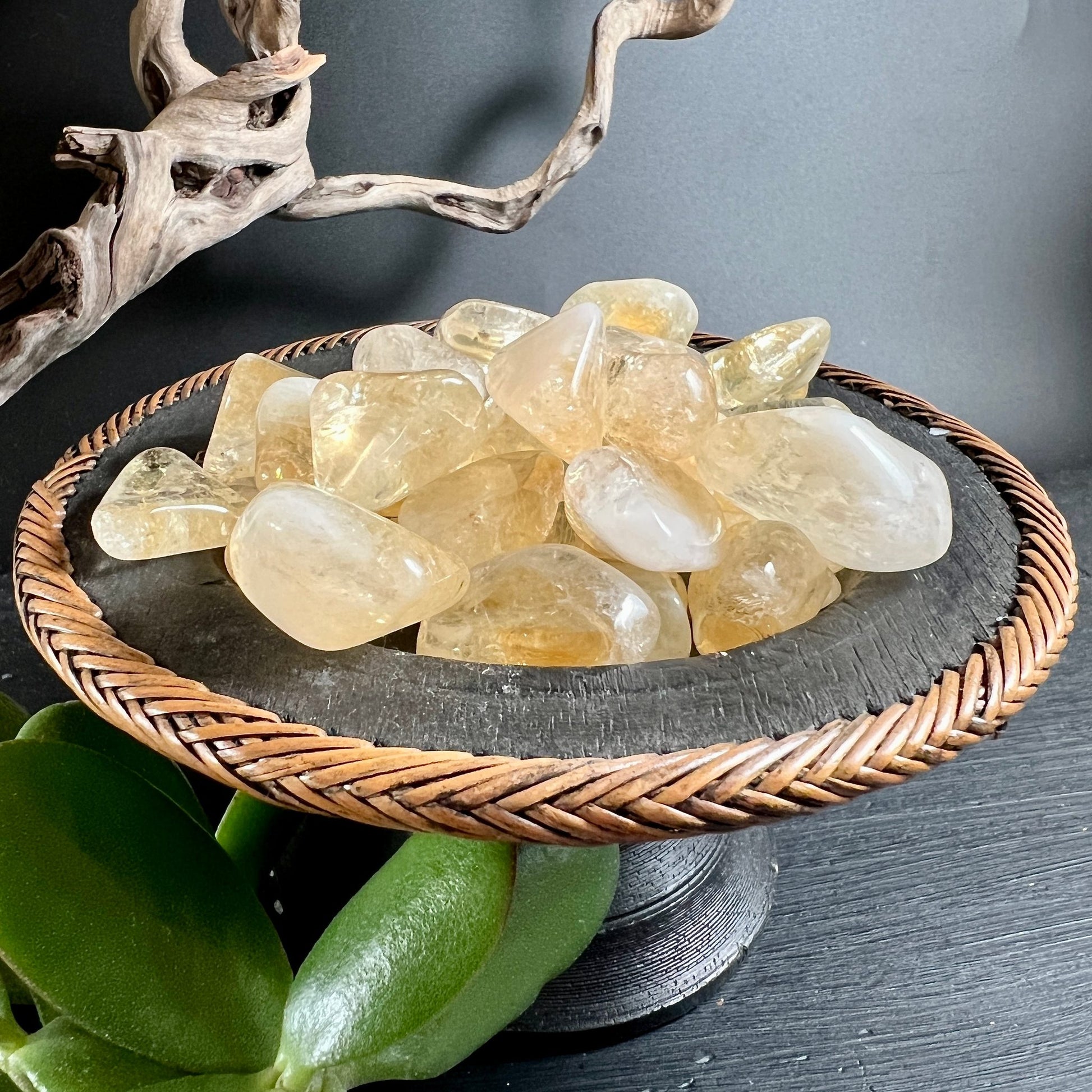Citrin Trommelsteine Präsentation | Korb mit Schieferplatte | goldene Edelsteine dekorativ | Happy Minerals