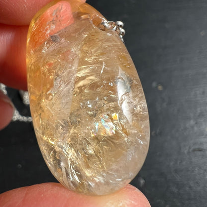 Citrin Tropfen Anhaenger honiggelb mit transparenten Faserstrukturen und Regenbogenglitzer, poliert | Happy Minerals