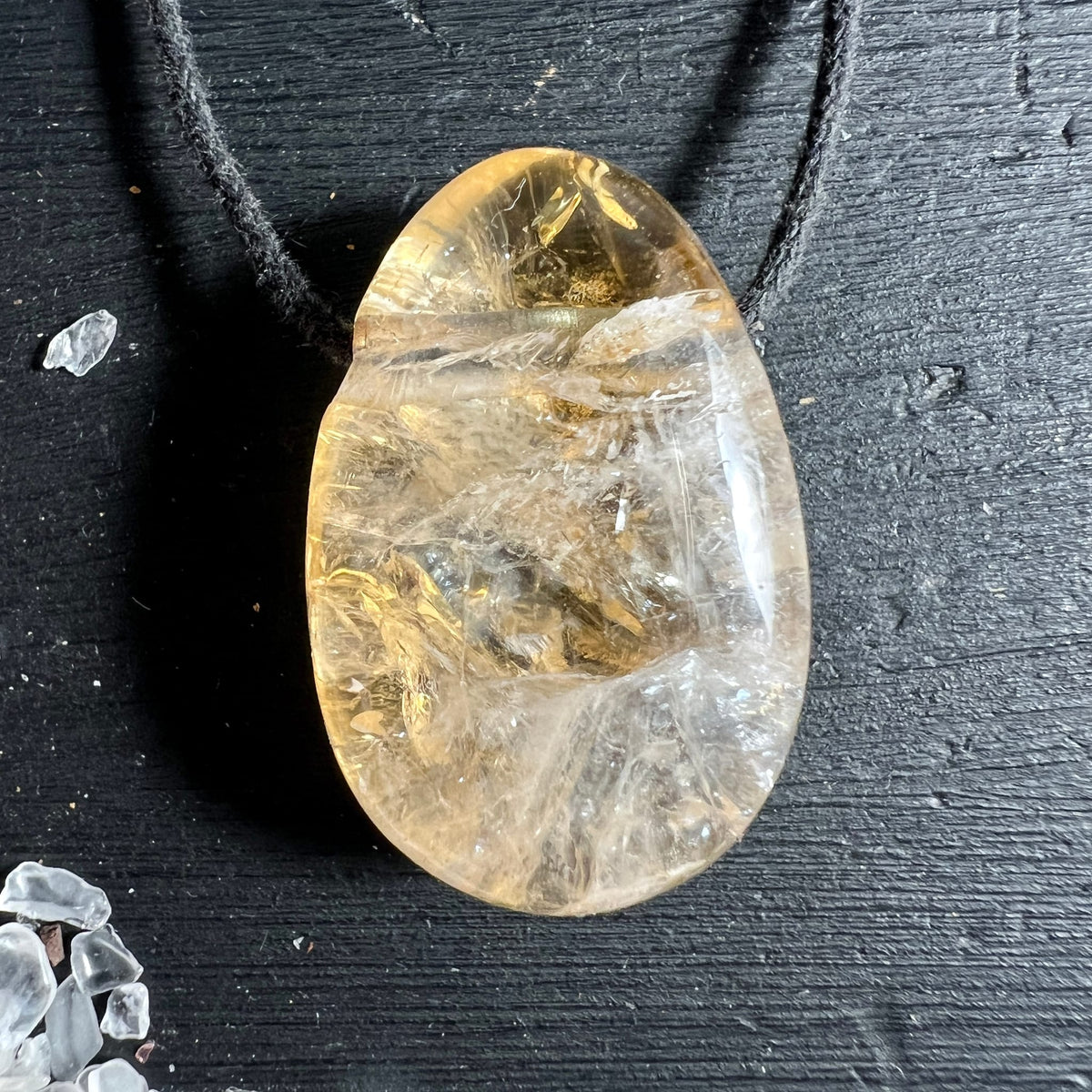 Citrin Tropfen Anhaenger honiggelb mit kristallinen Bruchlinien und weisslichen Schleiern, poliert | Happy Minerals