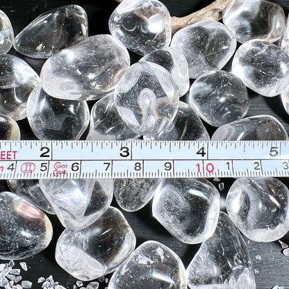 Clear Quartz Tumbled Stones, natürliche Klarheit & Energie | Happy Minerals
