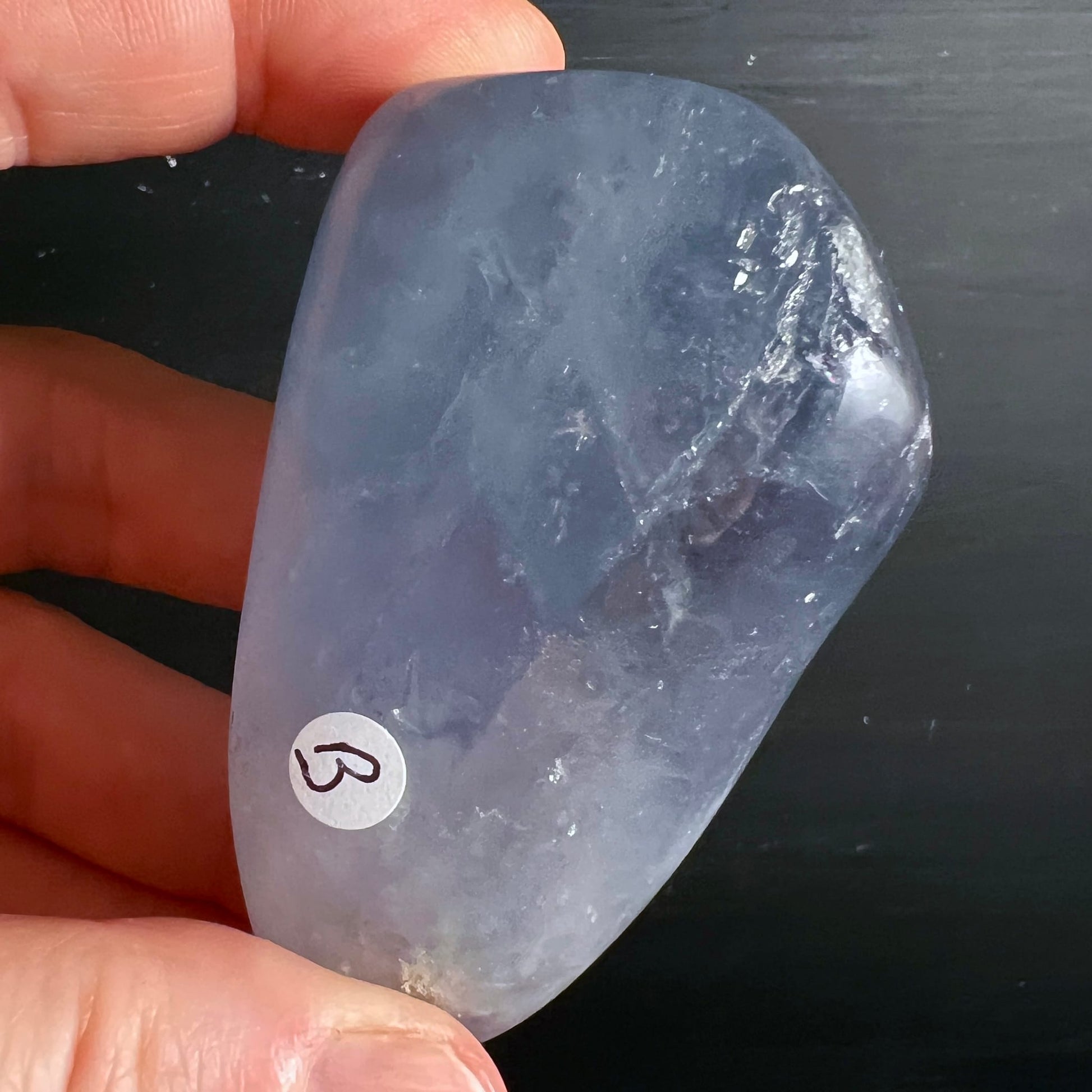 Celestit Handschmeichler Variante B | in der Hand | violettblaue Nuancen | natürliche Strukturen | Happy Minerals
