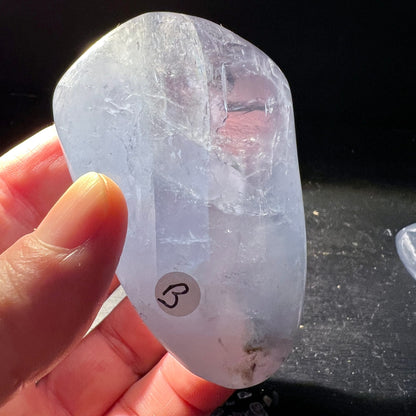 Celestit Handschmeichler Variante B | Lichtdurchscheinen | kristalline Einschlüsse | zartes Rosa | Happy Minerals