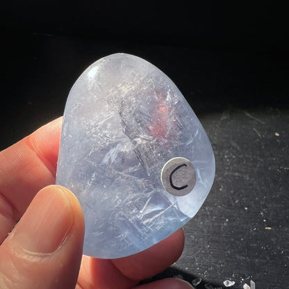 Celestit Handschmeichler Variante C | in der Hand | eisblau transparent | kristalline Struktur | Happy Minerals