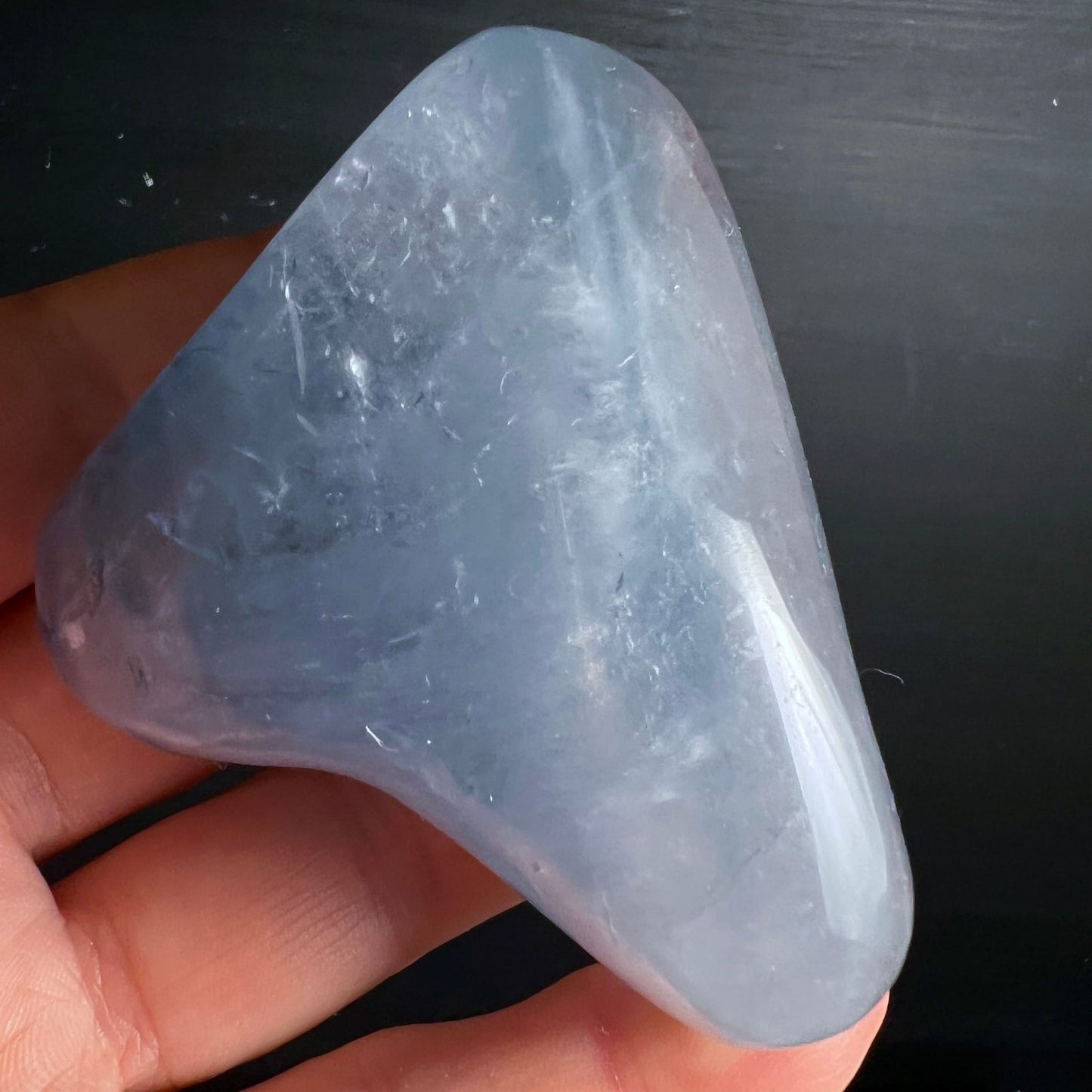 Celestit Handschmeichler Variante D | in der Hand | zarte Blautöne | transparente Stellen | Happy Minerals