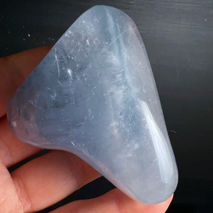 Celestit Handschmeichler Variante D | in der Hand | zarte Blautöne | transparente Stellen | Happy Minerals