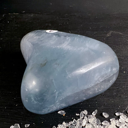 Celestit Handschmeichler Variante D | dreieckige Form | milchiges Hellblau | Madagaskar | Happy Minerals