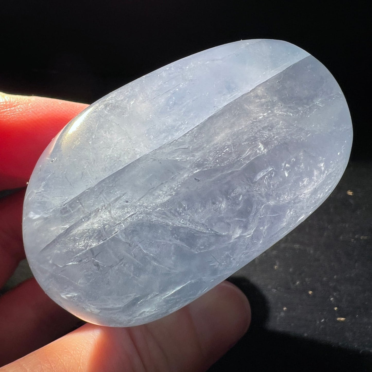 Celestit Handschmeichler Variante E | oval | milchig transparent | Lichtspiegelungen | Happy Minerals
