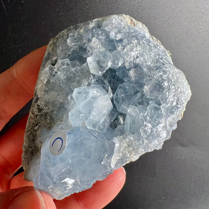 Coelestin Rohstein | Variante C | hellblaue Kristallgruppe | glänzende Facetten | Madagaskar | Happy Minerals