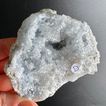 Coelestin Rohstein | Variante D | weiße Kristalldruse | zarte Höhle | Madagaskar | Happy Minerals