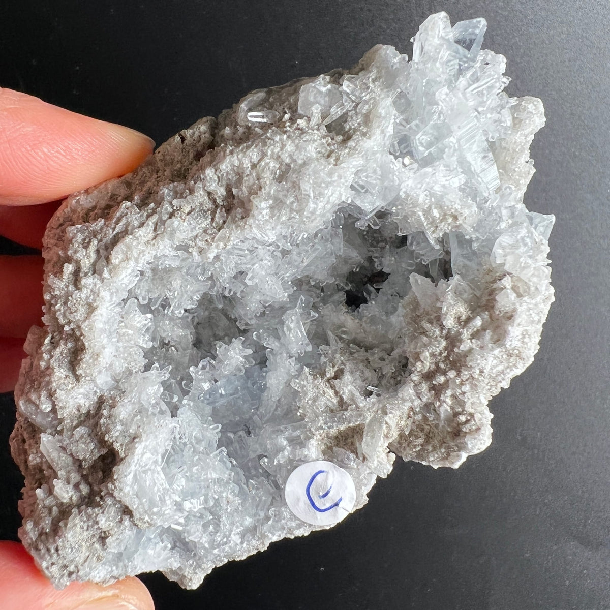 Coelestin Rohstein | Variante E | nadelige weiße Kristalle | offene Geode | Madagaskar | Happy Minerals