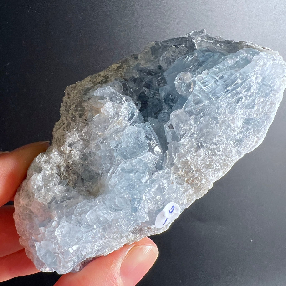 Coelestin Rohstein | Variante I | blaugraue Kristallhöhle | funkelnde Tiefe | Madagaskar | Happy Minerals