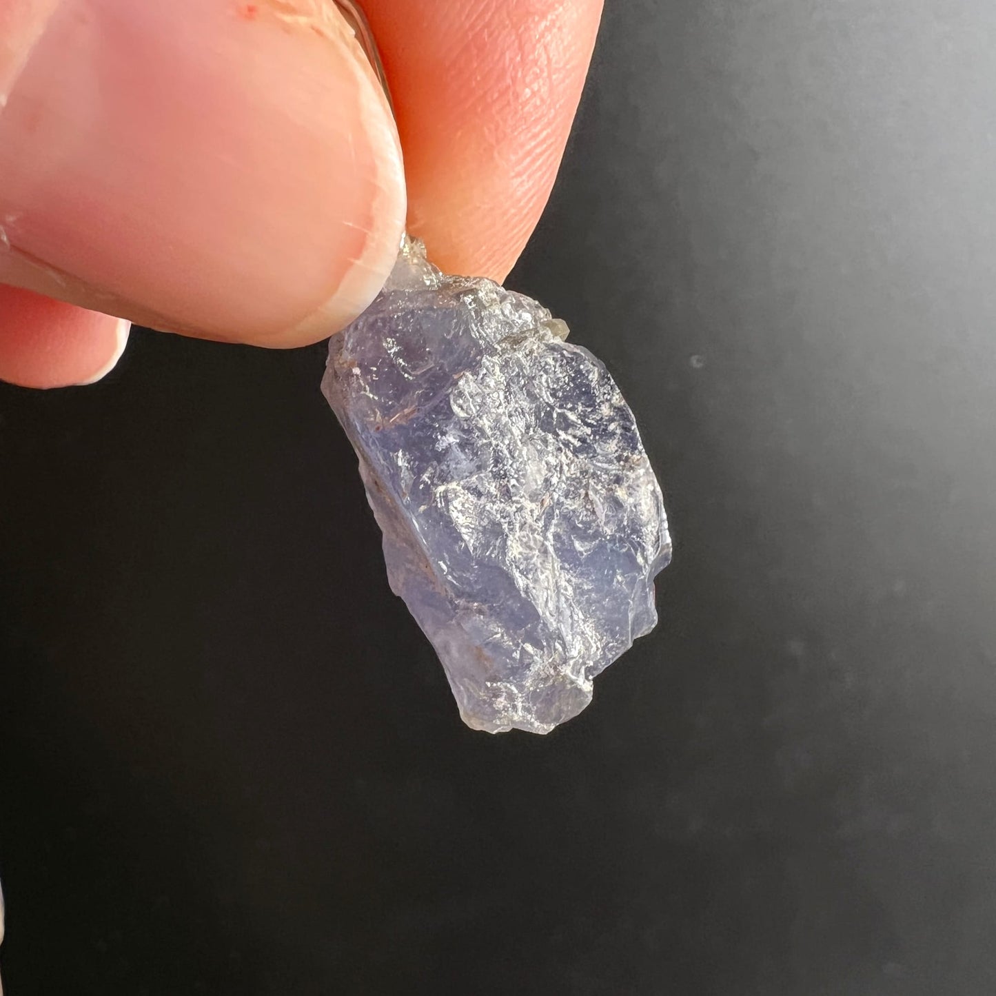 Cordierit Rohstein Anhänger | Fingerhalterung Rückseite | helles Violett | Brasilien | Happy Minerals