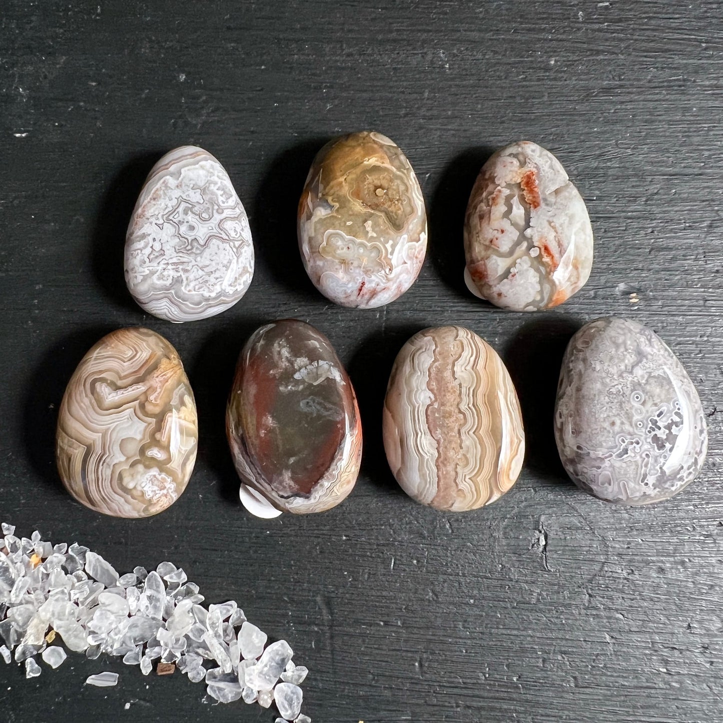Sieben polierte Crazy Lace Achat Steine in Tropfenform mit weissen, beige-braunen Bänderungen | Happy Minerals