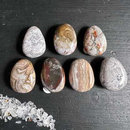 Sieben polierte Crazy Lace Achat Steine in Tropfenform mit weissen, beige-braunen Bänderungen | Happy Minerals