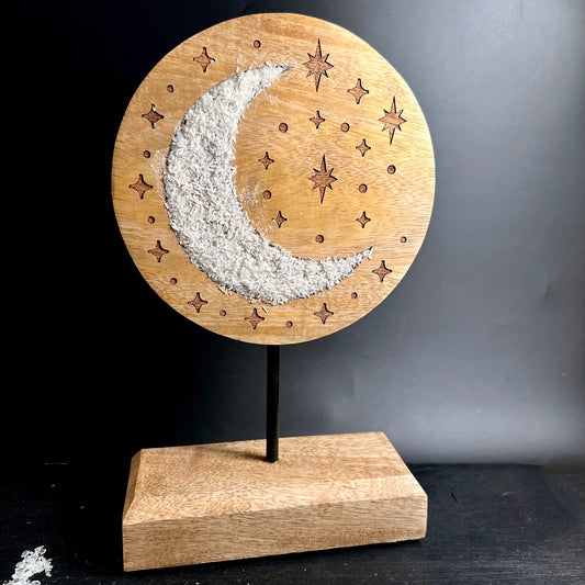 Mondsichel Deko Mangoholz | Selenit-Füllung | Sternengravur | Fuß aus Holz | frontal | Indien | Happy Minerals