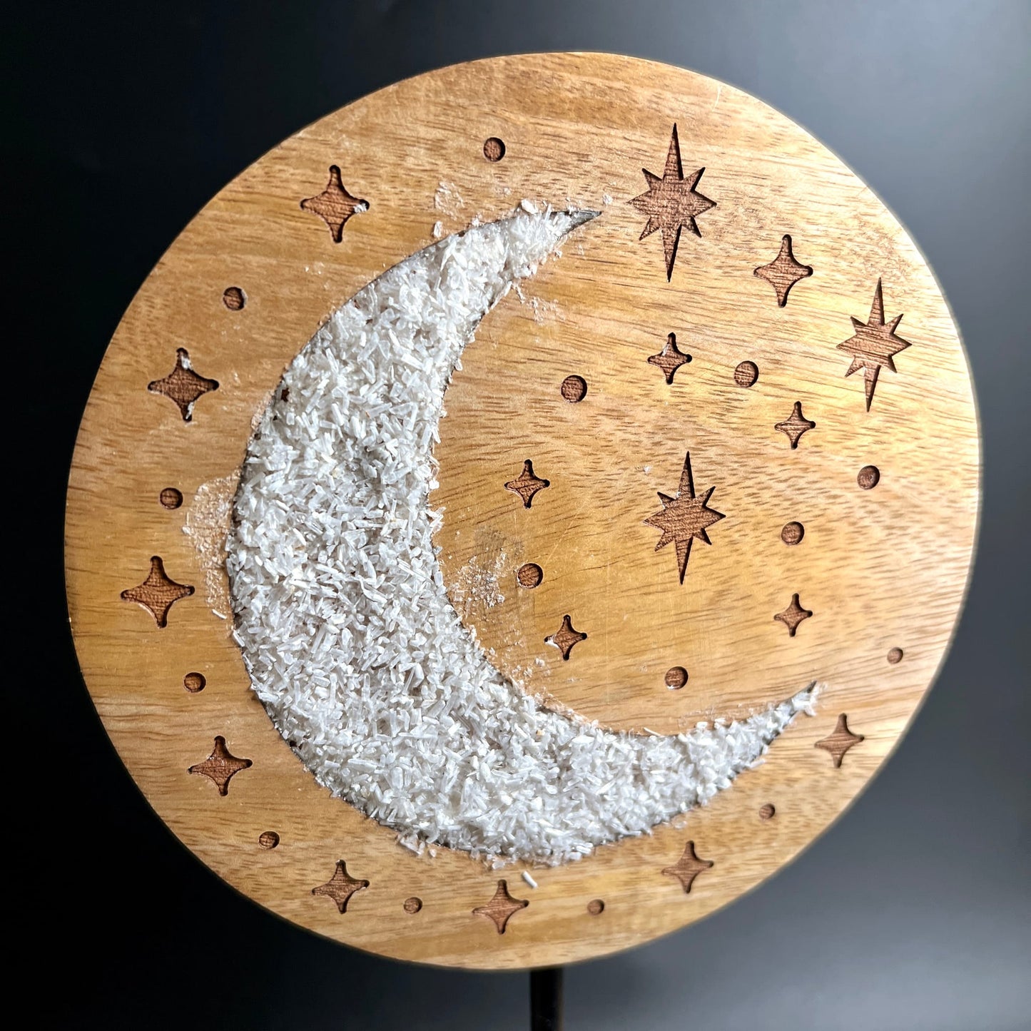 Mondsichel Mangoholz Nahaufnahme | Selenit glitzernd | Gravur Sterne & Punkte | Detail | Indien | Happy Minerals