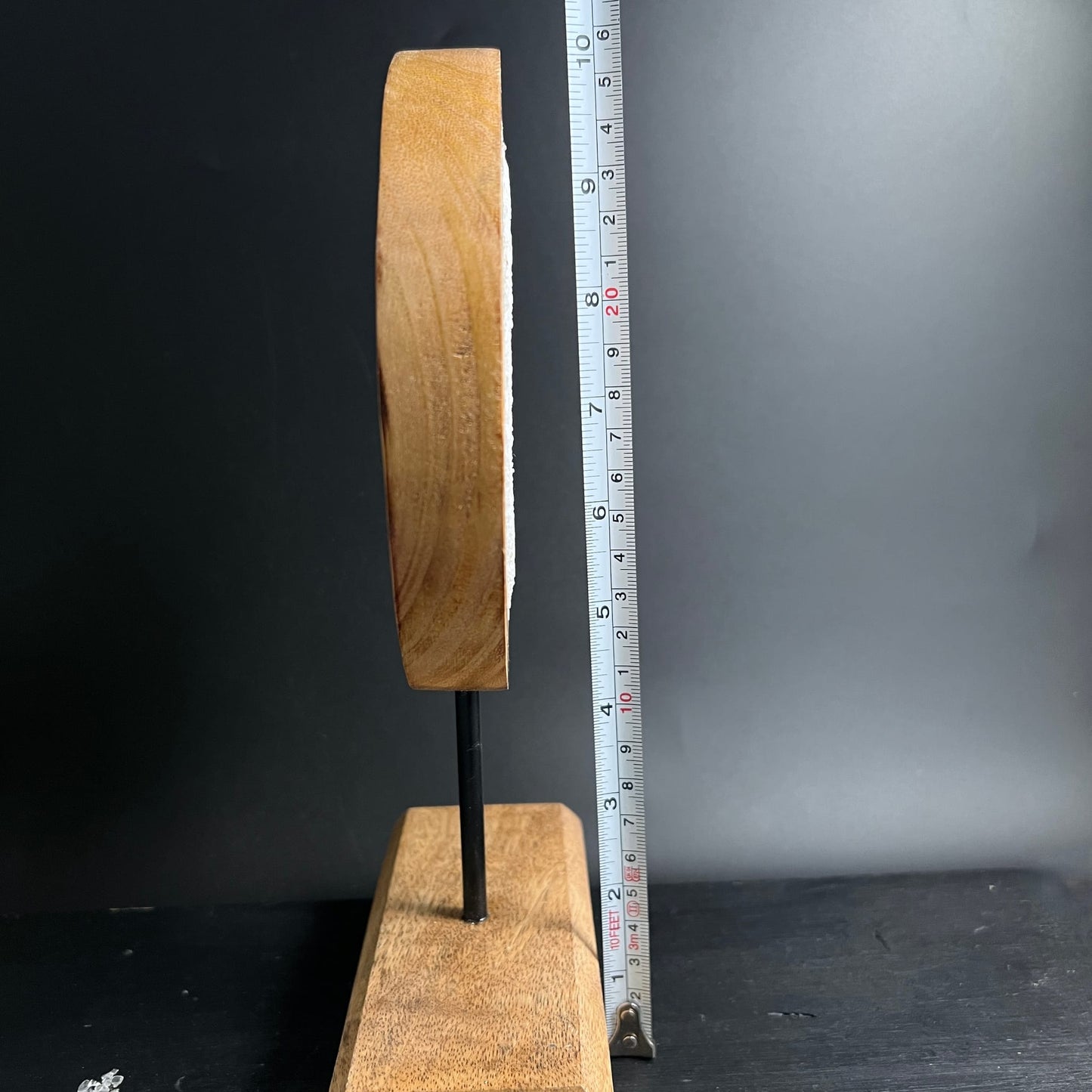 Mondsichel Mangoholz Seitenansicht | Maßband zeigt Höhe ca. 25 cm | Metallstab | Fuß | Happy Minerals