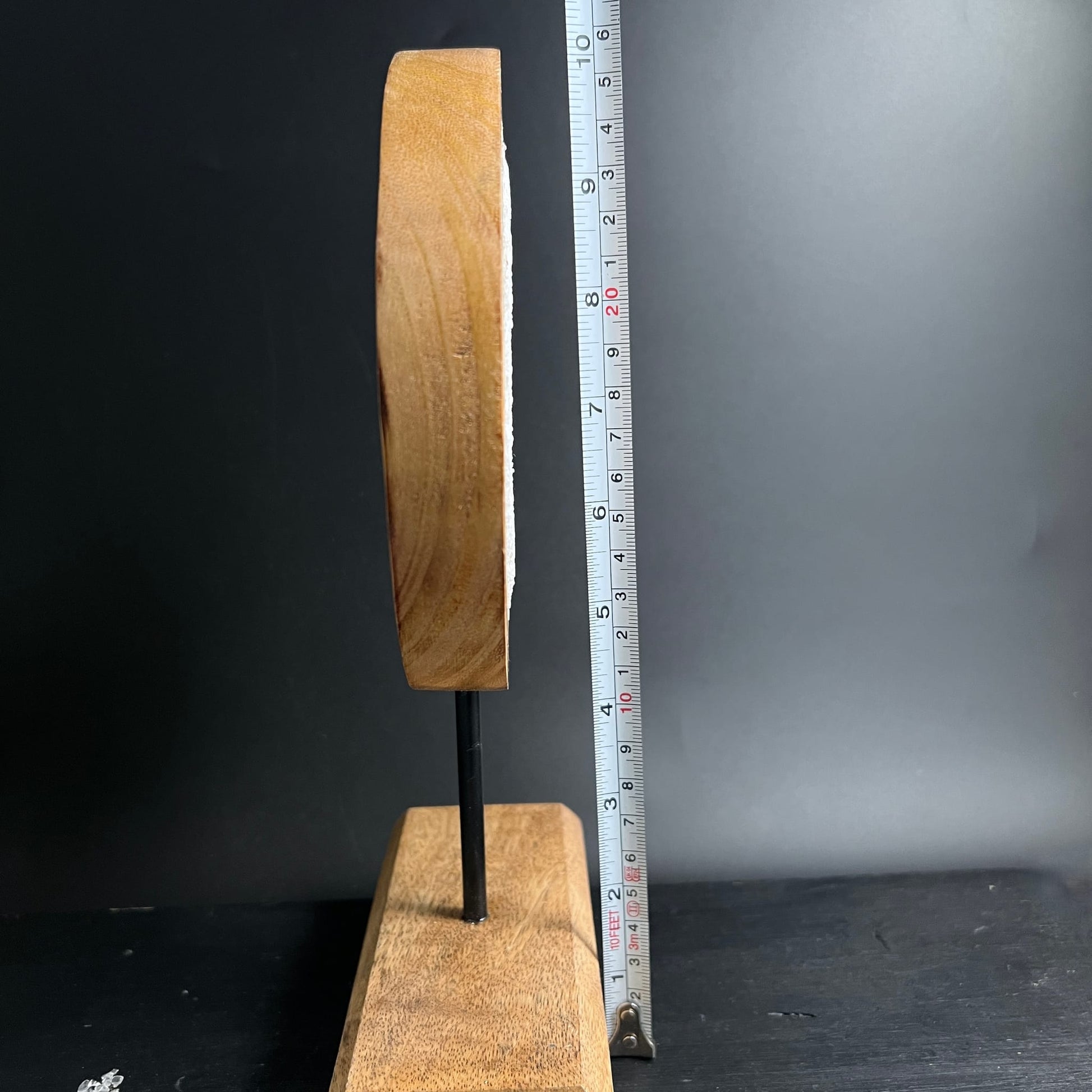 Mondsichel Mangoholz Seitenansicht | Maßband zeigt Höhe ca. 25 cm | Metallstab | Fuß | Happy Minerals