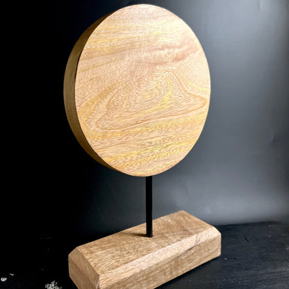 Mondsichel Mangoholz Rückseite | naturbelassenes Holz | Maserung | Metallstab | Holzsockel | Happy Minerals