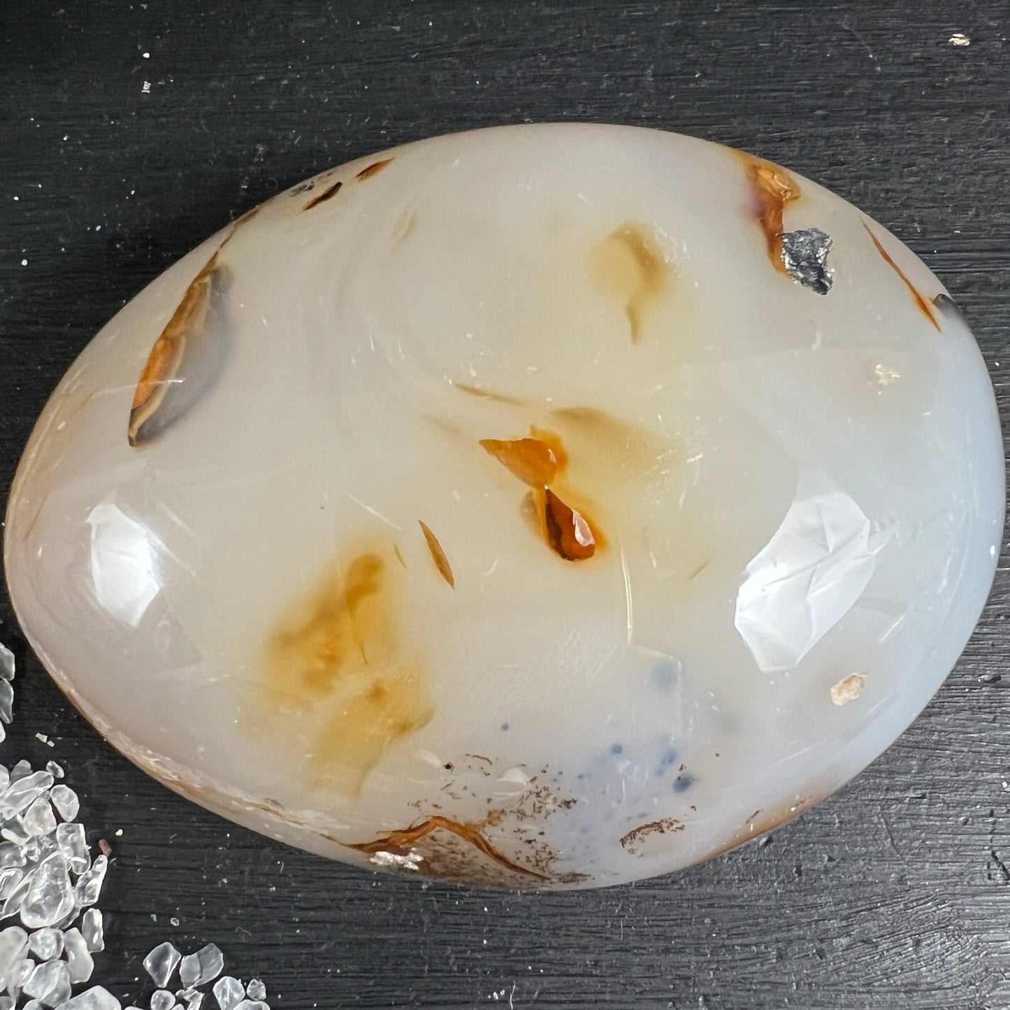Dendritenachat Handschmeichler | milchiges Weiß | goldbraune Einschlüsse | Madagaskar | Happy Minerals