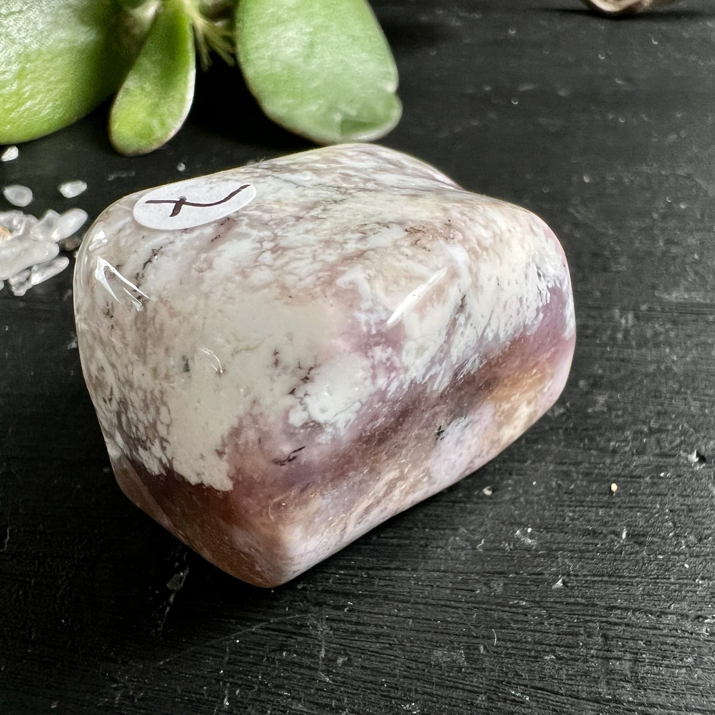Lila Dendritenopal Trommelstein, cremig-weiss mit violett-braunen Schlieren, dendritischen Einschlüssen, poliert | Happy Minerals