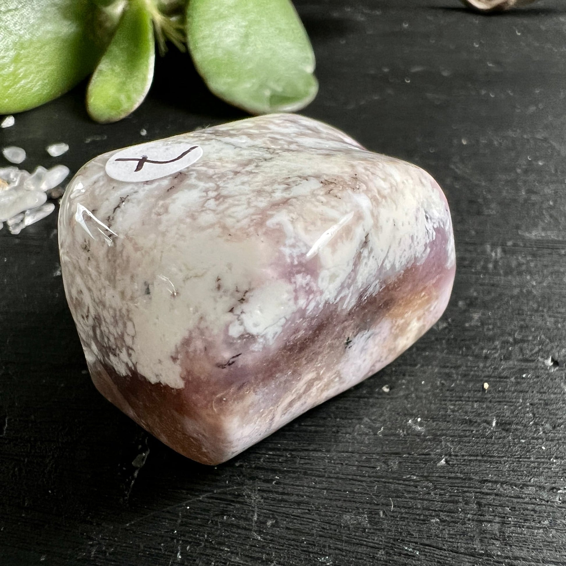 Lila Dendritenopal Trommelstein, cremig-weiss mit violett-braunen Schlieren, dendritischen Einschlüssen, poliert | Happy Minerals