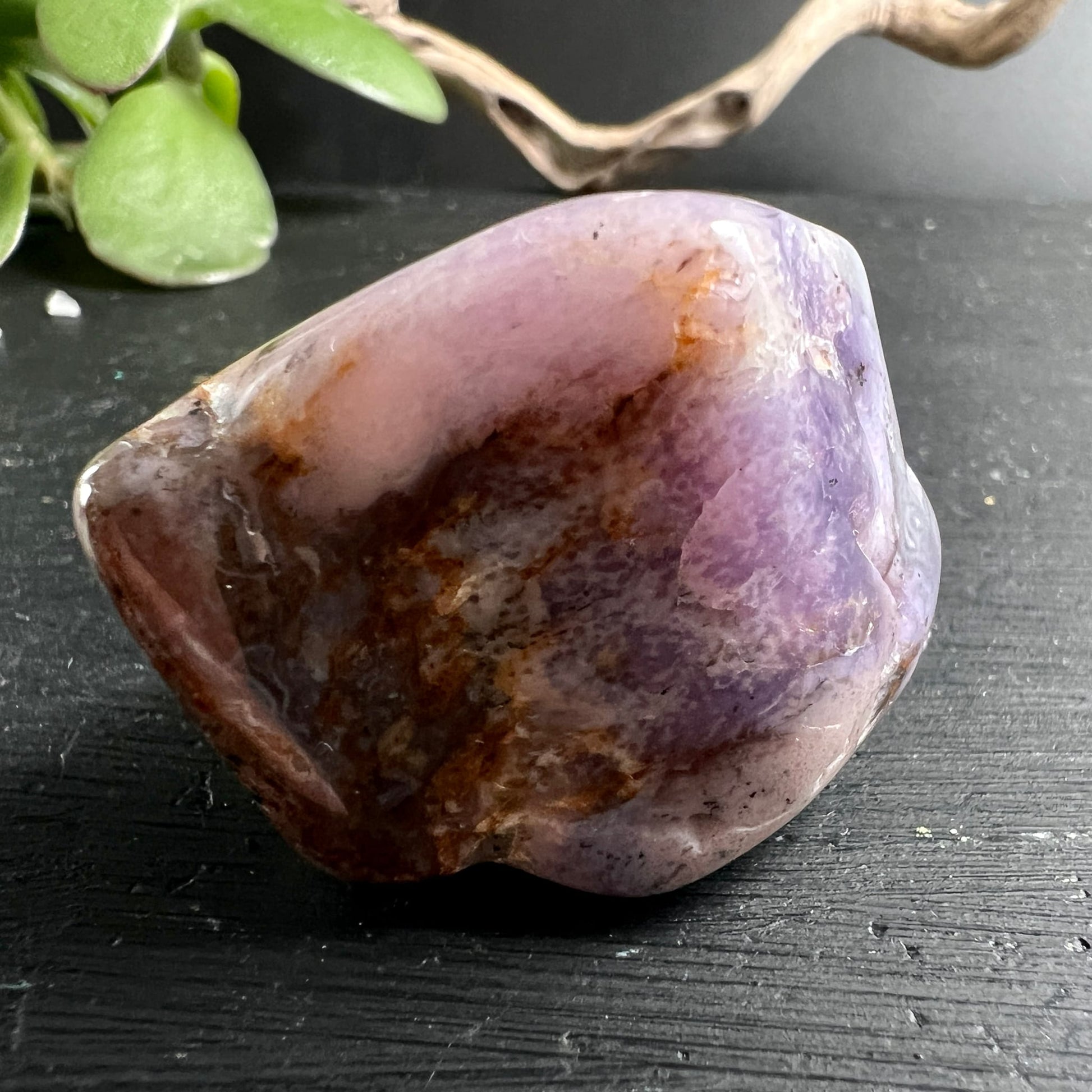 Lila Dendritenopal Trommelstein, lavendel-violett mit rotbraunen Einschlüssen und weissen Zonen, poliert | Happy Minerals