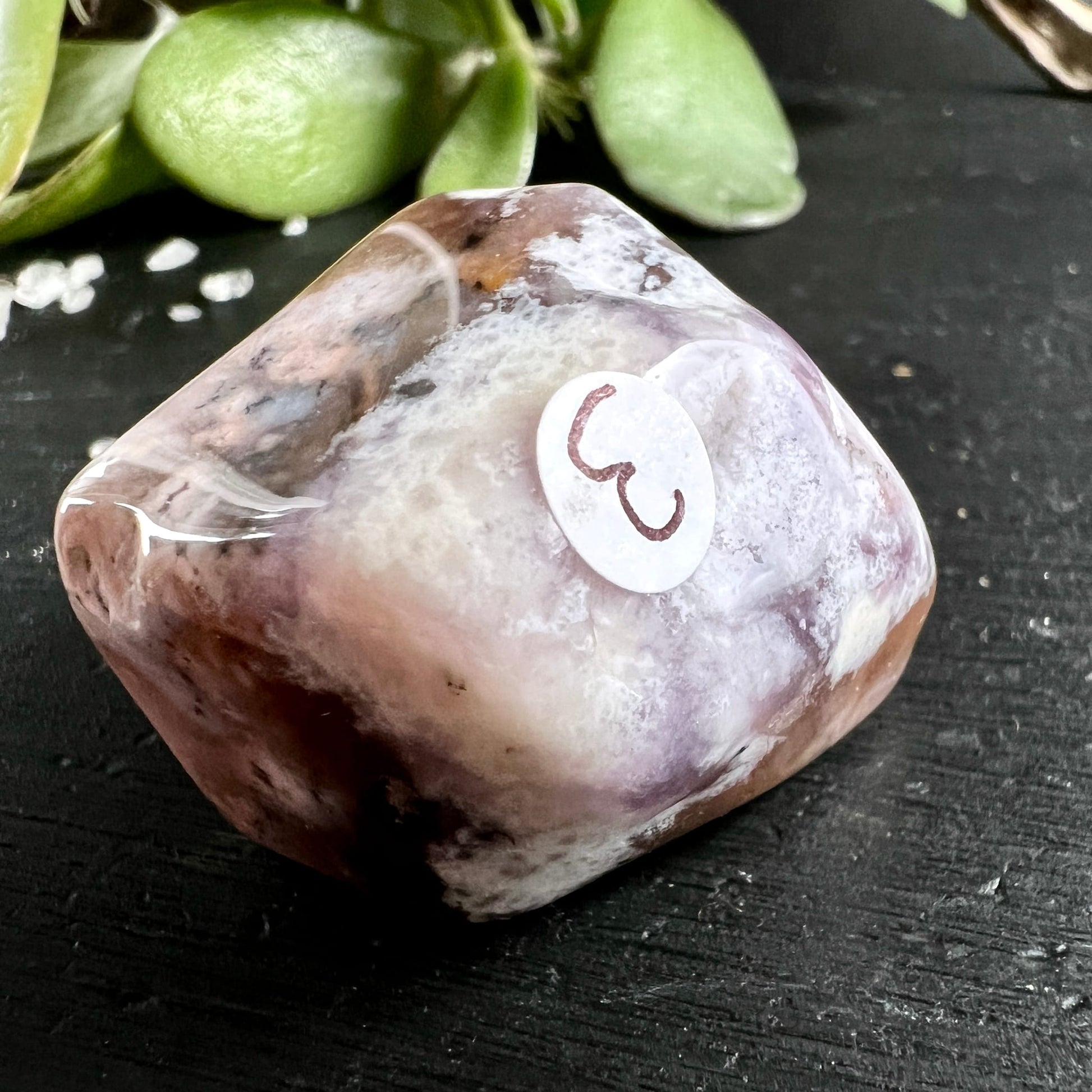 Dendritenopal Trommelstein, cremig-weiss mit lila-braunen Schlieren und dunklen Dendriten, poliert, kompakt | Happy Minerals