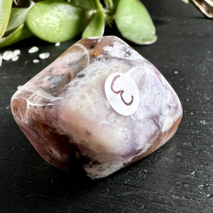 Dendritenopal Trommelstein, cremig-weiss mit lila-braunen Schlieren und dunklen Dendriten, poliert, kompakt | Happy Minerals