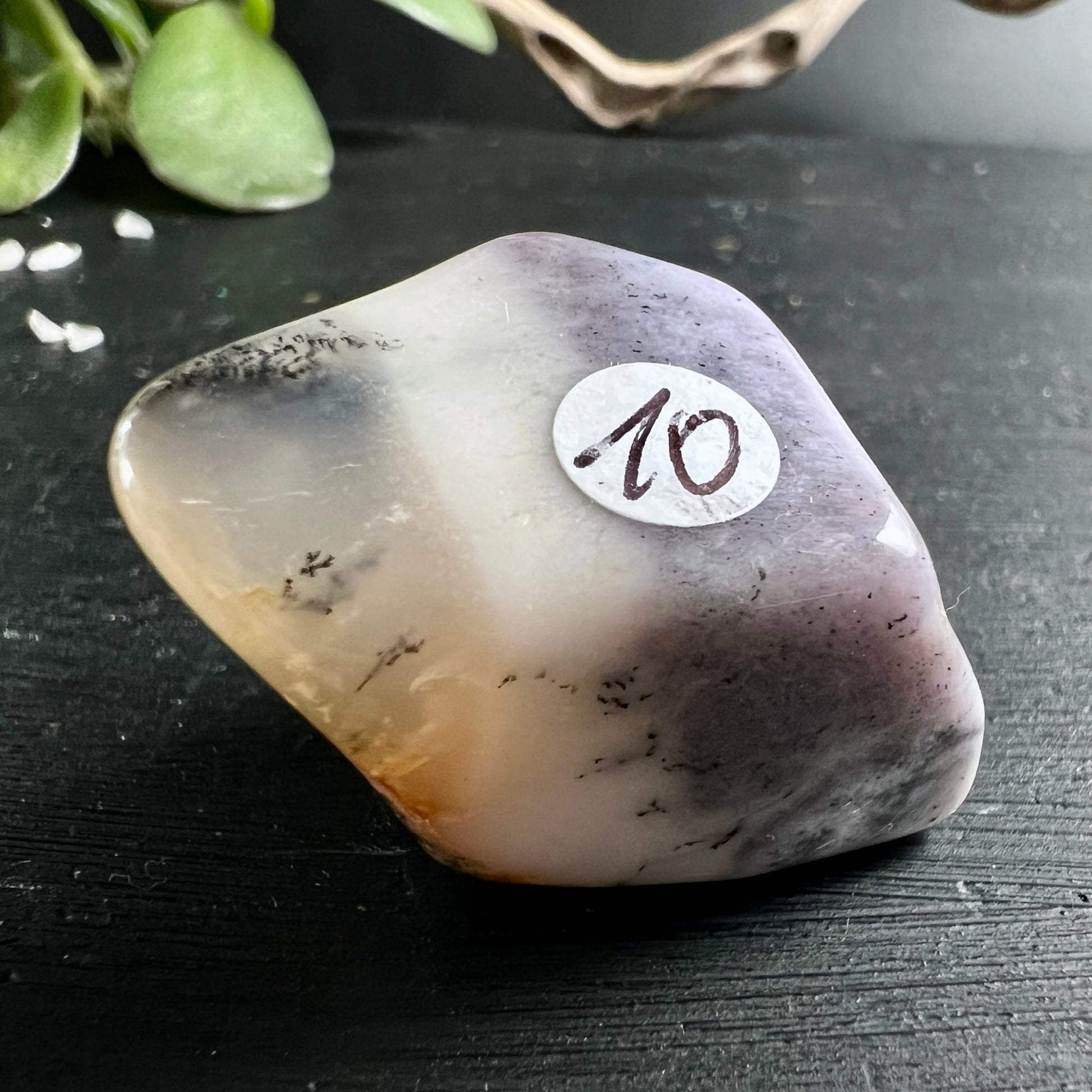 Dendritenopal Trommelstein, lila-weiss-honiggelber Farbverlauf, schwarze dendritische Einschlüsse, poliert | Happy Minerals