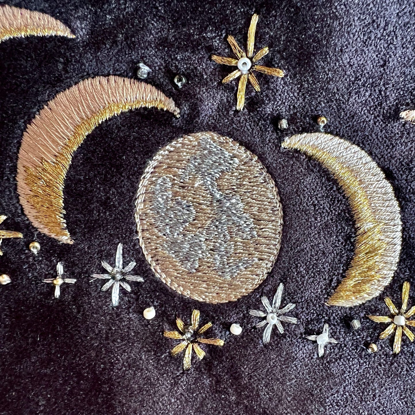 Detailaufnahme goldene Mondphasen | Sterne Stickerei | Pailletten | schwarzer Samt | Happy Minerals Handwerk