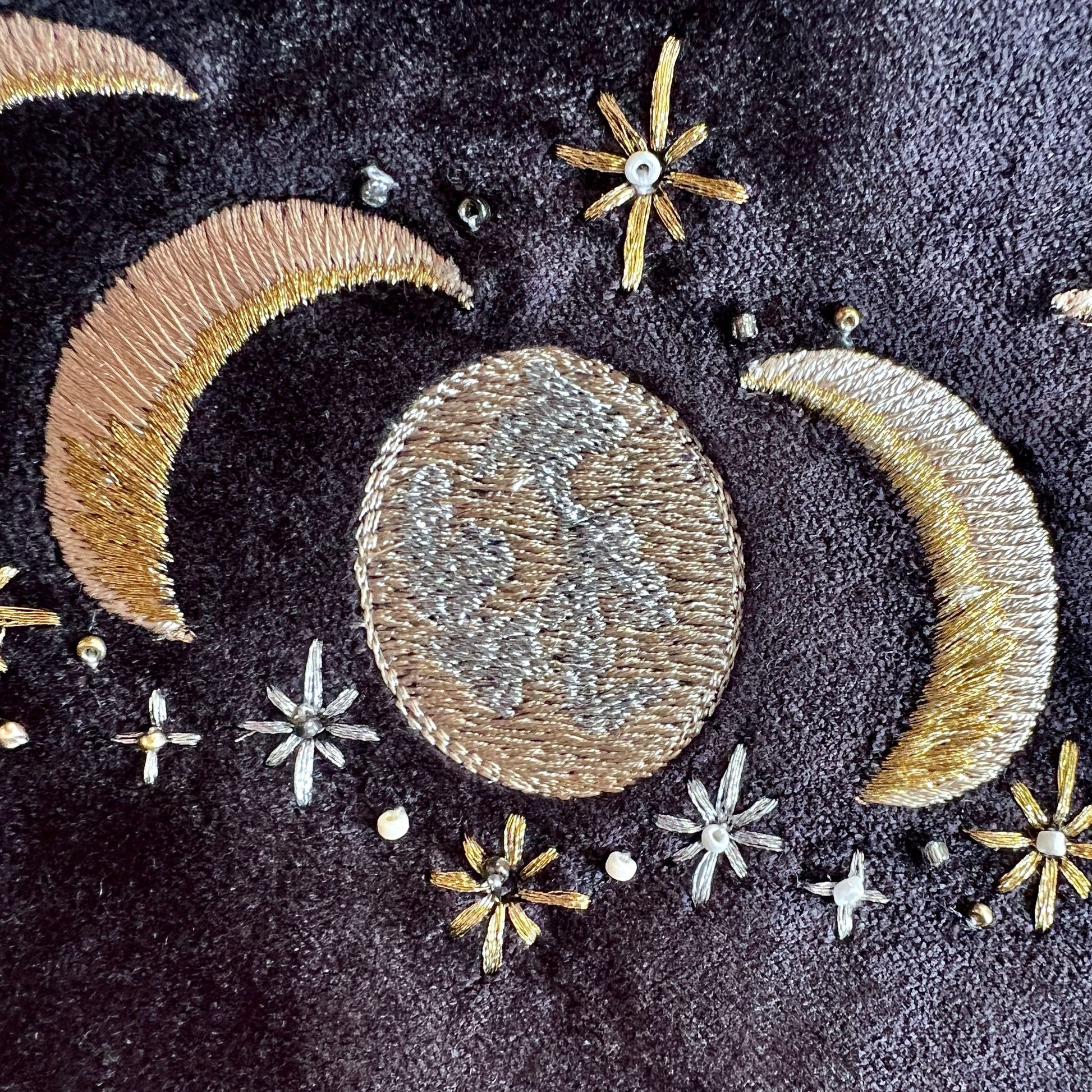 Detailaufnahme goldene Mondphasen | Sterne Stickerei | Pailletten | schwarzer Samt | Happy Minerals Handwerk