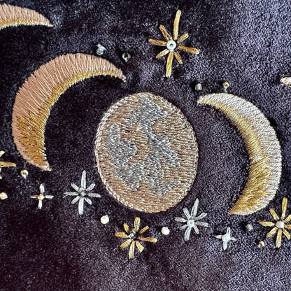 Detailaufnahme goldene Mondphasen | Sterne Stickerei | Pailletten | schwarzer Samt | Happy Minerals Handwerk
