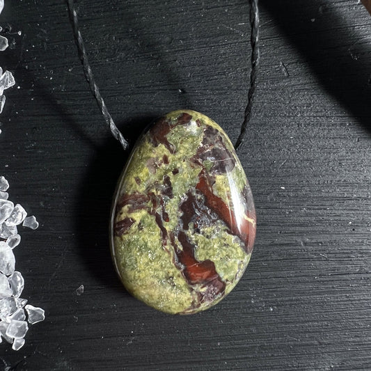 Drachenblut Jaspis Anhaenger 20x30 mm am schwarzen Band | Happy Minerals