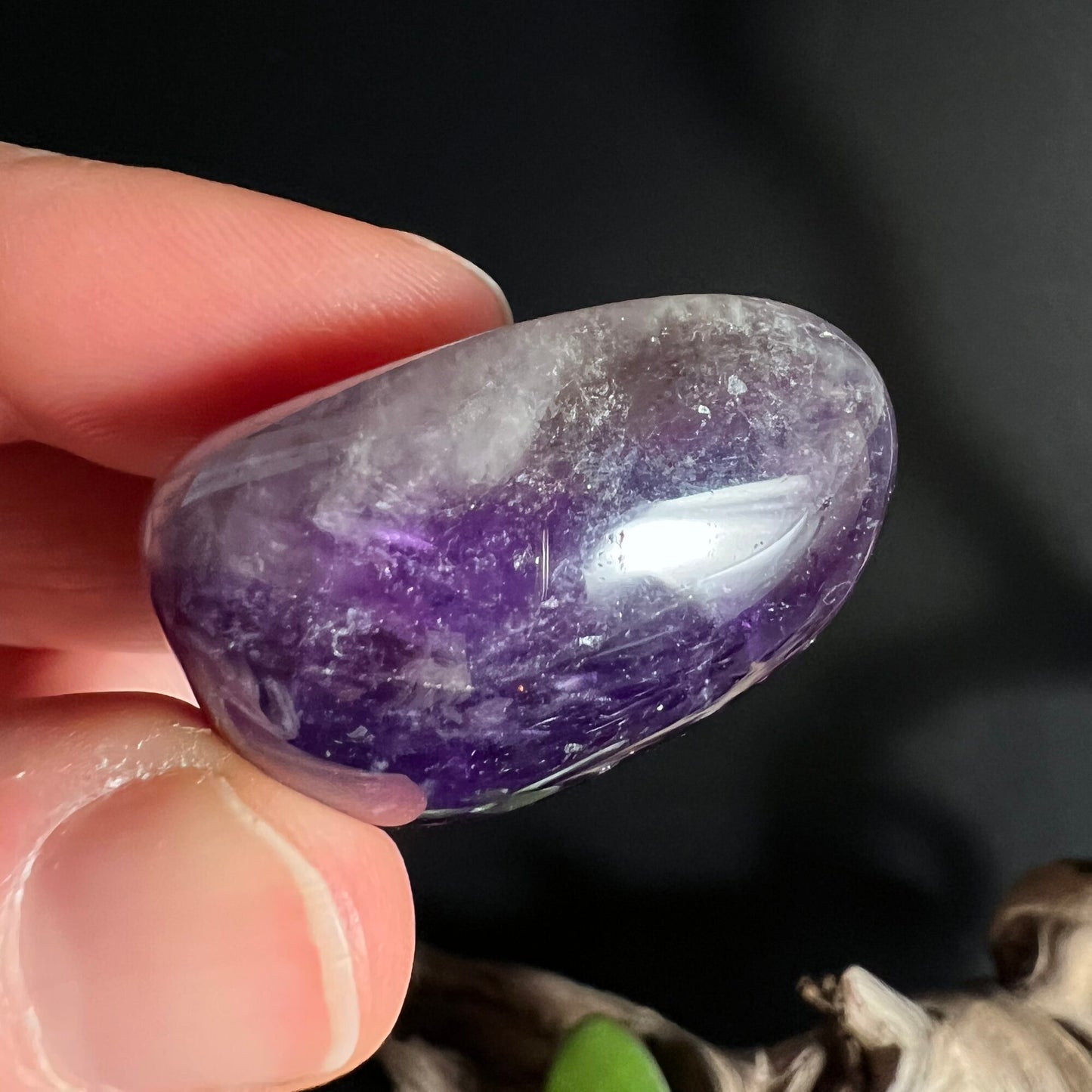 Dream Amethyst Trommelstein Detailaufnahme