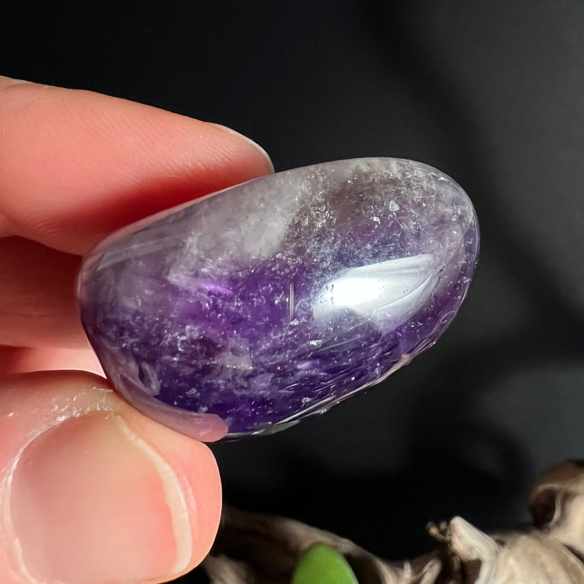 Dream Amethyst Trommelstein Detailaufnahme