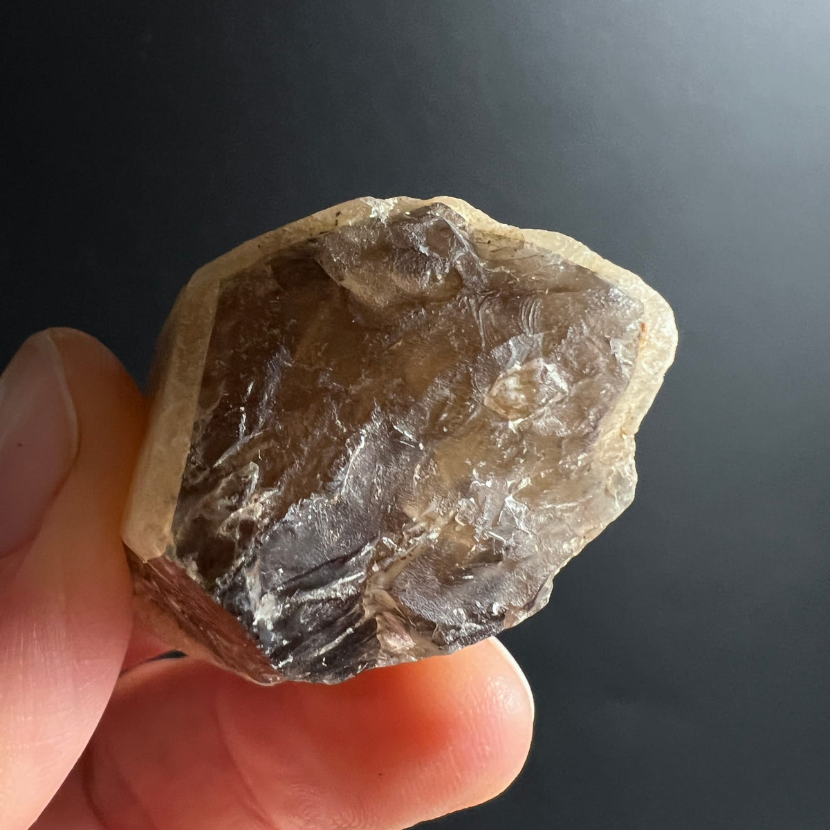 Rohstein mit cremig-beiger Huelle und rauchbraunem, glaenzendem Quarzkern, kantige Bruchflaeche | Happy Minerals