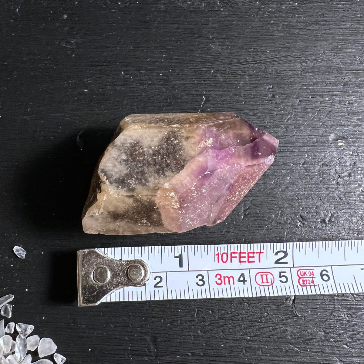 Roher Kristall mit rauchig-braunem Kern und durchscheinend violetter Amethyst-Spitze, raue Bruchkanten | Happy Minerals