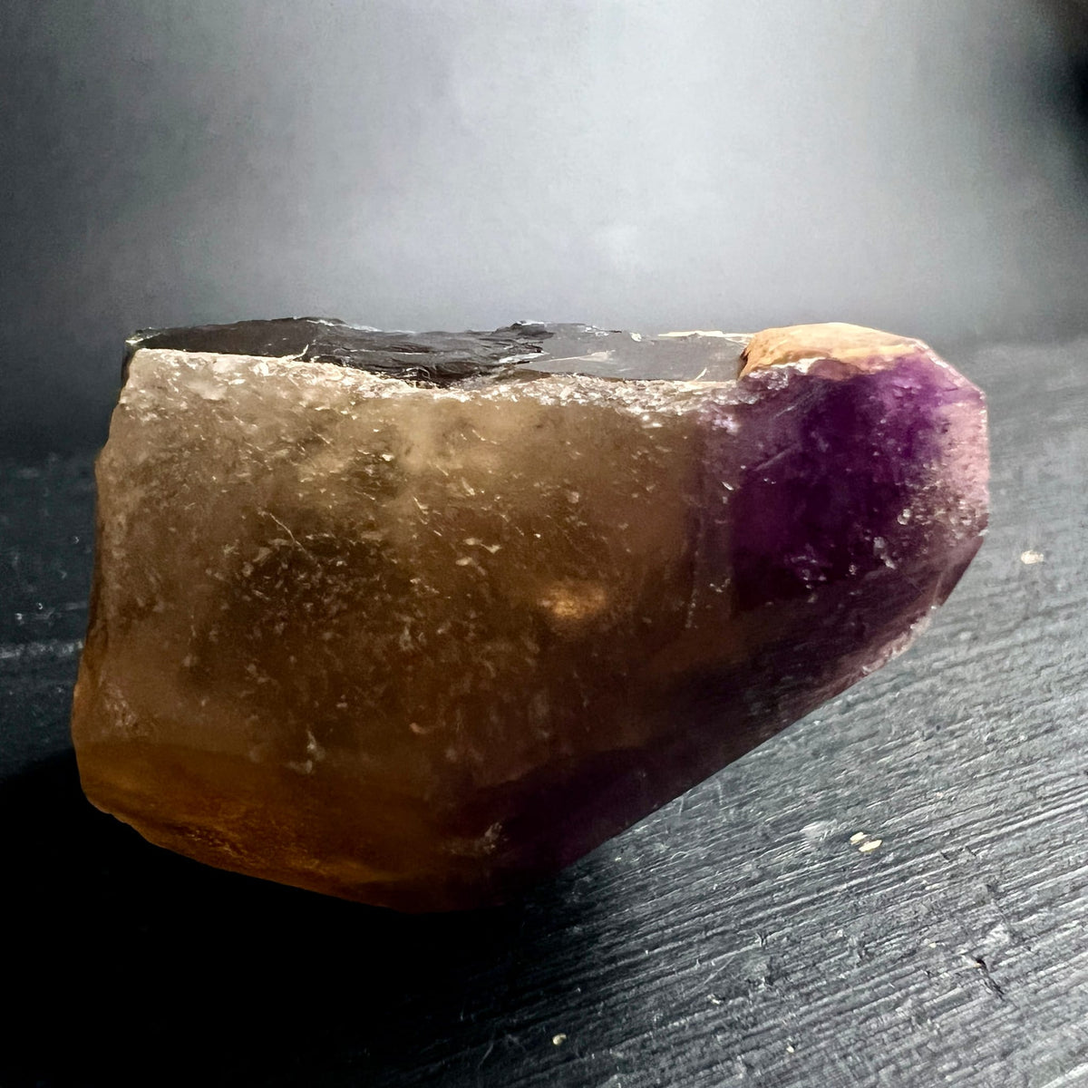 Kristallstab mit rauchbraunem Korpus, violetter Spitze und schwarz-glasiger Bruchkante | Happy Minerals