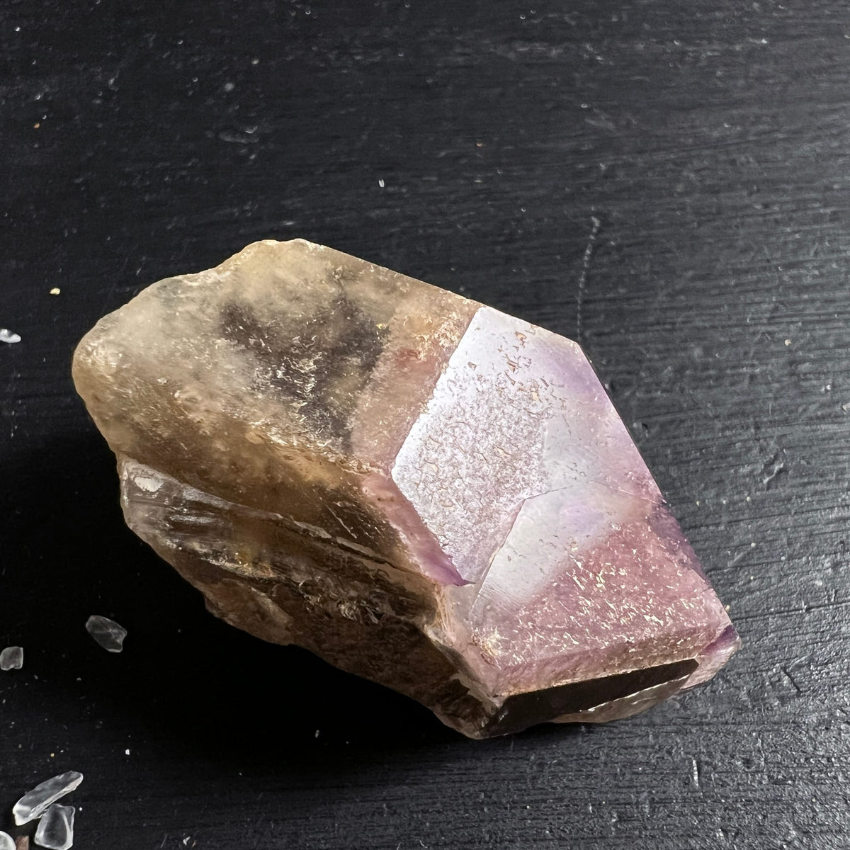 Roher Kristallpunkt mit rauchbraunem Sockel und violett-rosa changierender Spitze, facettierte Kanten | Happy Minerals